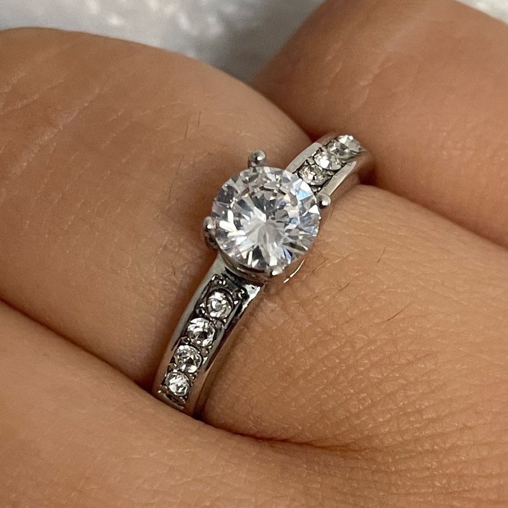 💍 2/$10 Dainty ring (solitaire style)